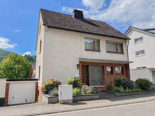 Inmitten der Weinberge! Solides Einfamilienhaus im Dornröschenschlaf in beliebter Halbhöhenlage!