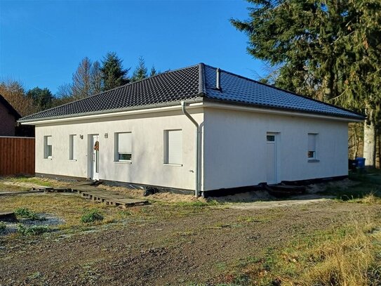 Neuer Bungalow auf 4.654 m² Gst. mit Bauoption - 3 Zi-EBK+Kamin-+Solarvorb.-DG ausbaufäh-ruhige Lage