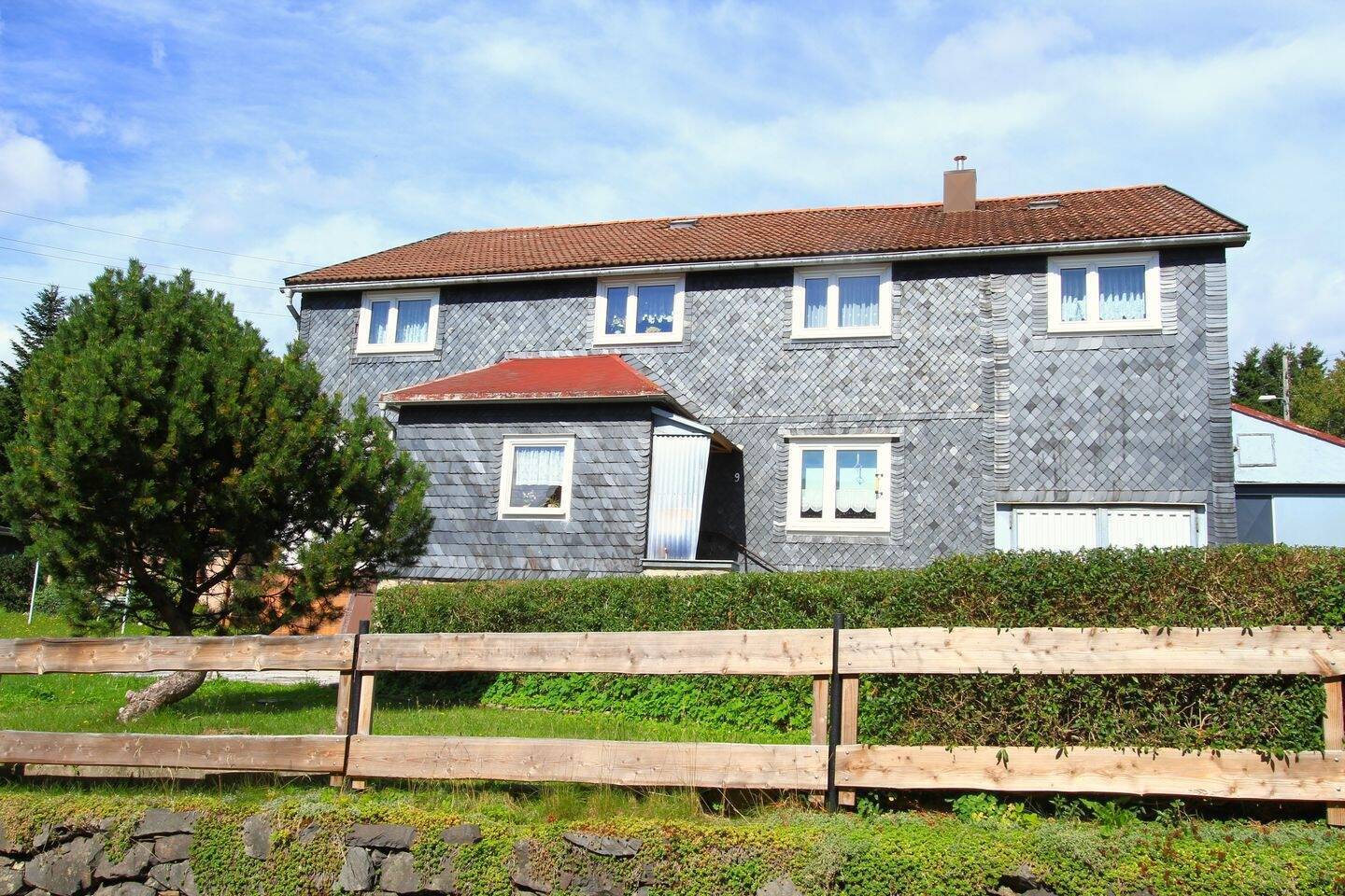 Großzügiges 1-2 Familienhaus mit Garten und Nebengebäuden