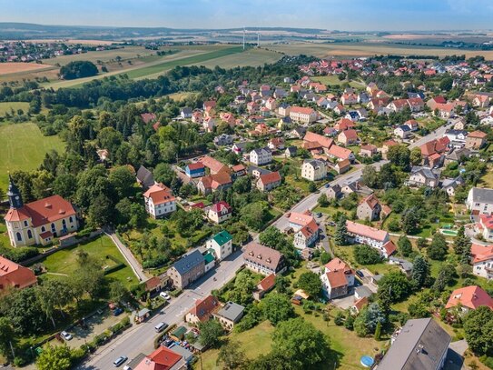 Potential auf 5,2 % Rendite - Balkonwohnung, EBK, Stellplatz und treuer Mieterin