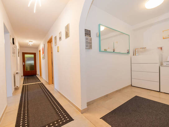 Großzügiges Zweifamilienhaus mit Ausbaupotenzial und moderner Ausstattung