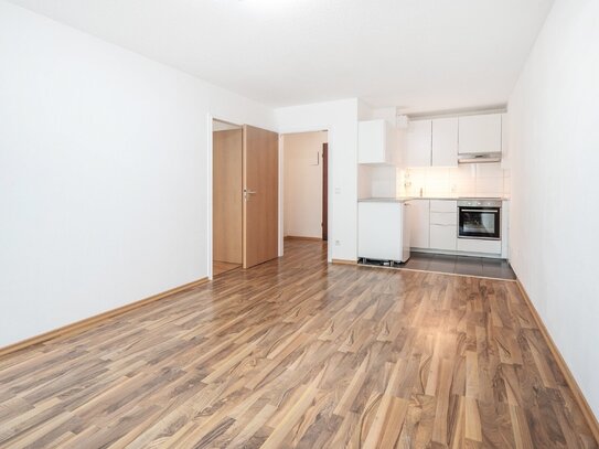 MAIER - 2-Zimmer-WHG mit Balkon, Fernwärme, Aufzug, neue EBK und Einzelgarage