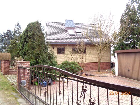 Kolkwitz - Einfamilienhaus mit Keller, Wintergarten, Garagen und Pool...