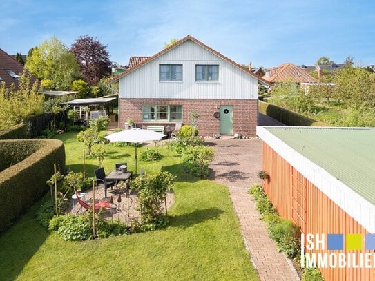 Altes Land-Grünendeich: Wunderschönes Architektenhaus in bester Lage auf großem Grundstück, nahe HH