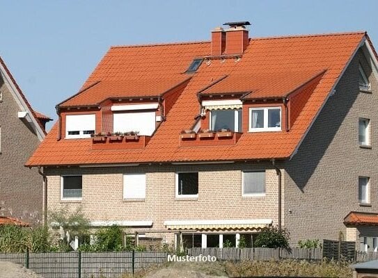 Freistehendes Vierfamilienhaus, Loggia und 3 Garagen