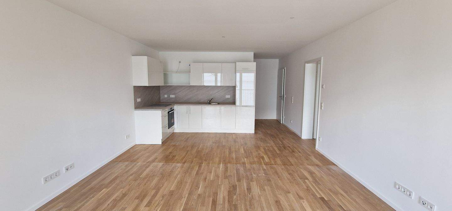 Erstbezug mit Einbauküche, Parkett und Balkon!