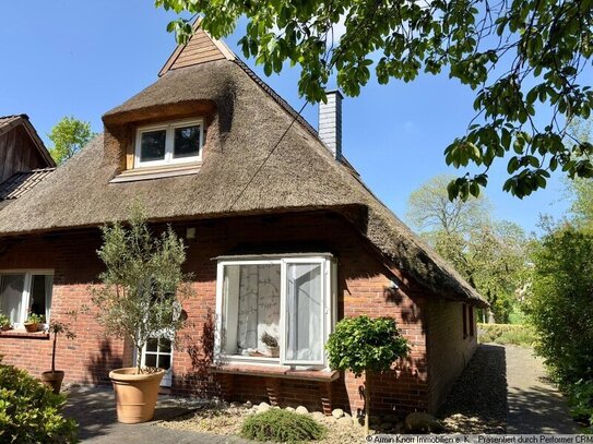 Mooriem: Wohnhaus unter Reet mit Halle und Nebengebäude (Gewerbe möglich), Garten, Weide zwischen Oldenburg und Elsfleth