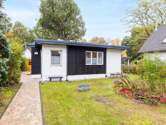 Top saniert! Mit Einbauküche, modernem Bad, Terrasse usw.: Bungalow waldnah in Berlin-Mahlsdorf