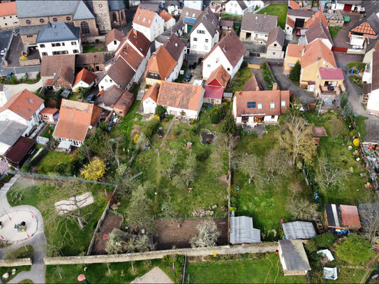 Attraktives Baugrundstück mit bestehendem Altbau und Scheune