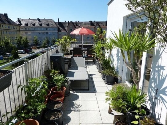 Sonnige, ruhige Dachterrassen Wohnung, mit excl. Einbauten