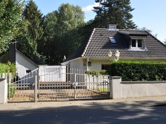 Schönes EFH in Ortsrandlage mit Holzhaus und Bauerwartungsland