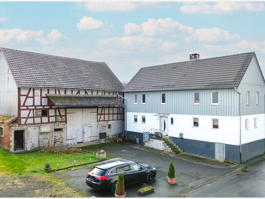 Modernisiertes Einfamilienhaus mit Nebengebäuden in Mücke - OT