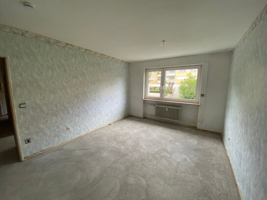 Leerstehende, sanierungsbedürftige 3-Zimmer-Wohnung mit Balkon und TG