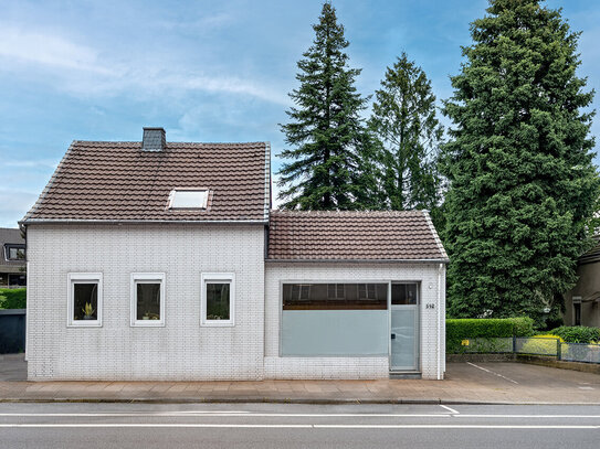 Einfamilienhaus mit Ladenlokal mit Garten, Werkstatt, Garage und Stellplätzen in Mülheim - Speldorf