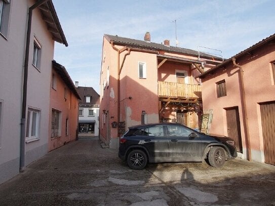 Sanierungsbedürftiges, vermietetes Dreifamilienhaus