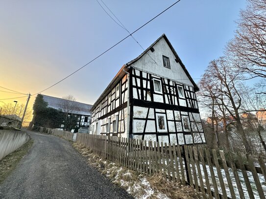 Idyllisch gelegenes Grundstück mit großzügigem Bauernhaus & Scheune zum Ausbau