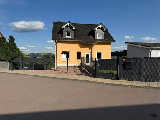 Wohnhaus mit Panoramasicht und großem eingezäunten Garten