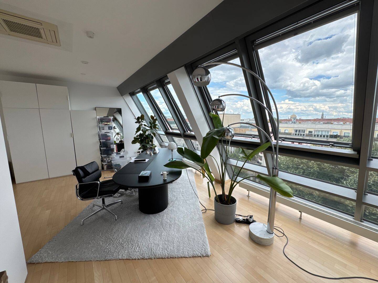 Dachgeschoss-Maisonette mit Klimaanlage, zwei Balkonen und spektakulärem Ausblick - Friedrichstraße! - Foto 1