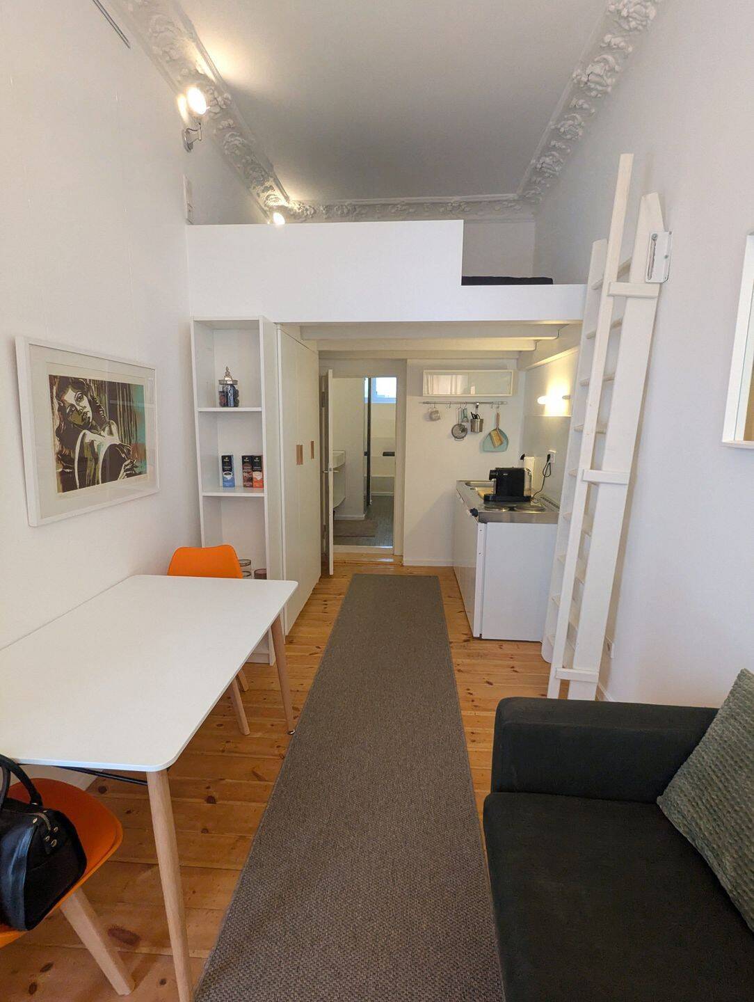 Fully renovated furnished studio - Photo 1