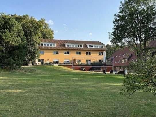 Geräumige Wohnung mit zwei Schlafzimmern, großer Terrasse und 2 Stellplätzen