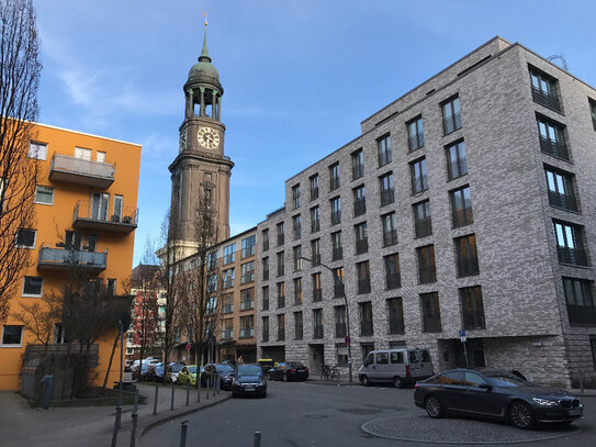 Dem Michel ganz nah! Traumhafte 2 Zi.-Wohnung mit schöner Dachterrasse in der Hamburger Neustadt! Frei hab 01.10.2024