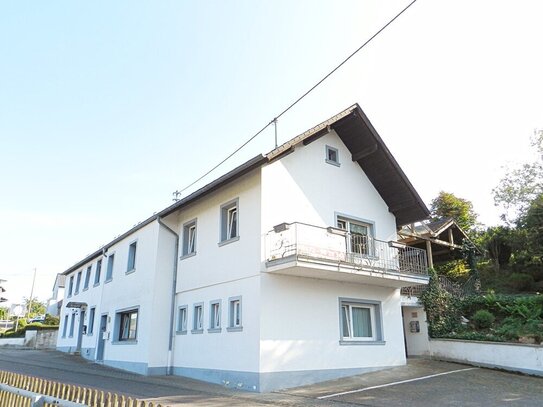 Mehrfamilienhaus mit drei Wohneinheiten, Garagen, Garten Streuobstwiese und Mega-Fernblick!