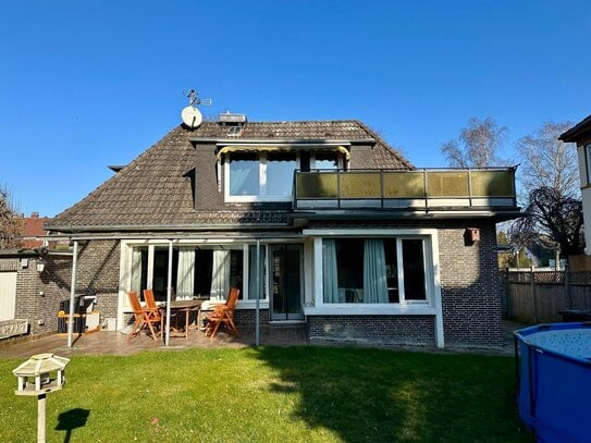 Zeitloses Einfamilienhaus im Villenviertel - mit Balkon, überdachter Terrasse und Garage