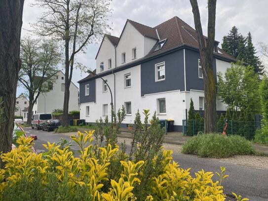 Ab sofort zum Selbstbezug ! Schöne, geräumige Altbauwohnung mit eigenen Garten **PROVISIONSFREI**