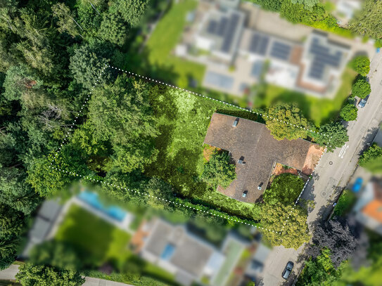 In naturnaher Villenlage: Zwei Grundstücksanteile mit Genehmigung für je eine Einfamilien-Villa