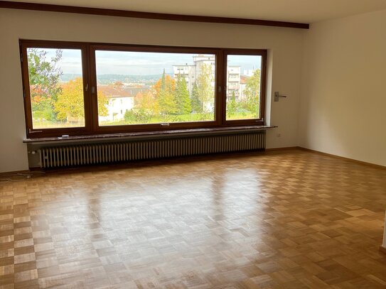 4,5 Zimmer Erdgeschosswohnung in Zweifamilienhaus mit Loggia, Terasse und Garten am Waldrand.