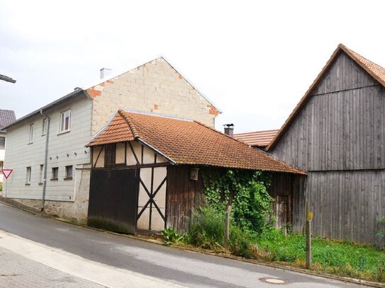 Leben auf dem Lande: Ehem. Bauernhaus mit Scheune und Garten