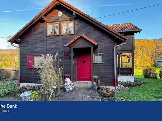 Glashütten-Oberems: Wohnen im Einklang der Natur, Holzhaus mit großzügigem Grundstück *Erbpacht*