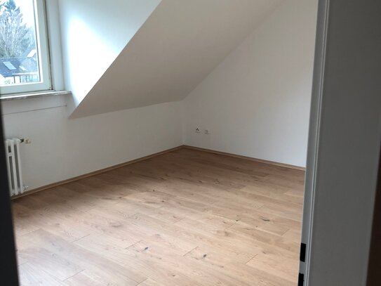 Charmante 2-Zimmer-Dachgeschosswohnung in Duisburg – Verfügbar ab 01.04.2025