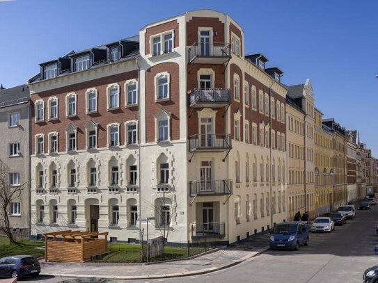 Sehr schön sanierte 2-Zimmerwohnung im Altbau mit Fußbodenheizung, Parkett und Balkon!