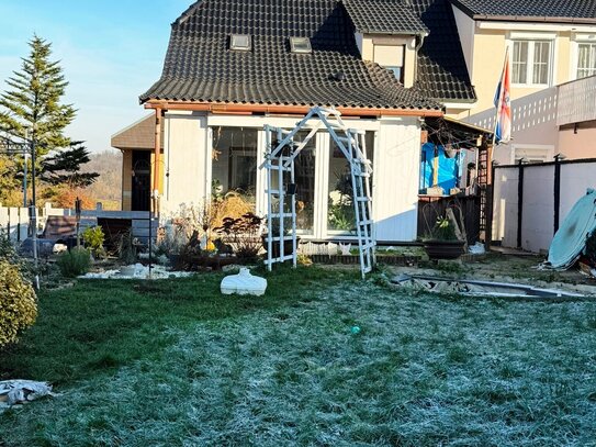 Solide Doppelhaushälfte mit Garten, Garage u. Wintergarten zu verkaufen!