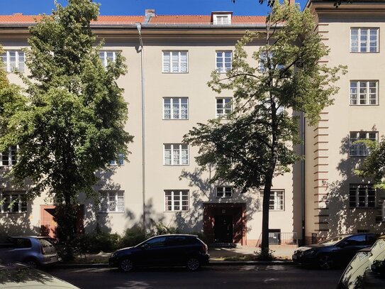 Bezugsfreie 1,5-Zimmer-Wohnung im denkmalgeschütztdem Ensemble mit sonniger Loggia