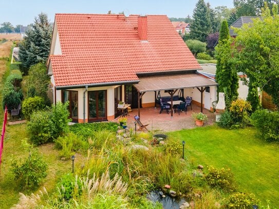 Einfamilienhaus in Storkow - Fußbodenheizung, Gästebad mit Dusche, Kamin, Rollladen, Garagen usw.