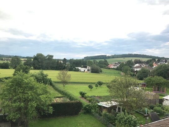 HELLE UND RENOVIERTE DACHGESCHOSSWOHNUNG, RUHIGE LAGE