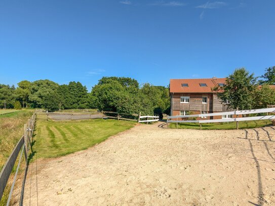 Reitanlage mit 2 EFH, Ferienwohnungen, Gästezimmern & moderner Ranch