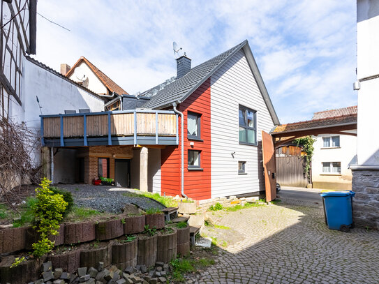 Vermietetes Wohnensemble - Modernes Einfamilienhaus und historisches Bestandsgebäude in Dorf-Güll