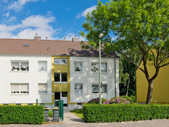 Helle Wohnung mit Wanne, Balkon und einem Fenster im Badezimmer