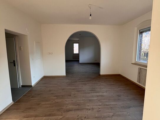 100 qm EG Wohnung, neu renoviert, Altbau, in Stein