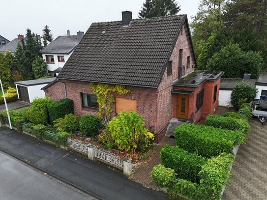 Küss mich wach! Freistehendes Einfamilienhaus mit großer Garage und viel Potential!