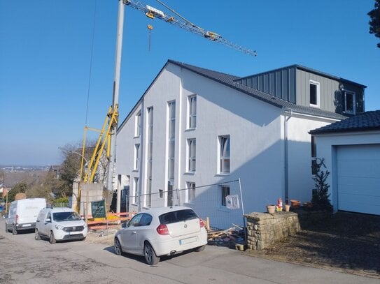 Hell und Modern = Neubau-Eigentumswohnung im 1.OG mit Balkon und Aufzug und Tiefgarage