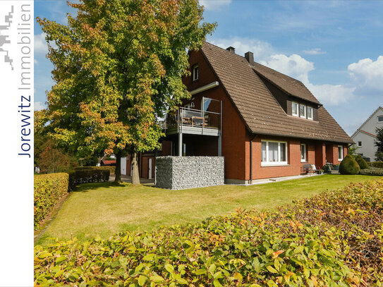 Enger: Sehr gepflegtes Ein- bis Zweifamilienhaus mit 2 Garagen und einem schönen Gartengrundstück