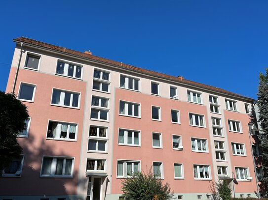 Schöne helle frisch renovierte und sofort verfügbaren, 3 Zimmerwohnung mit Balkon