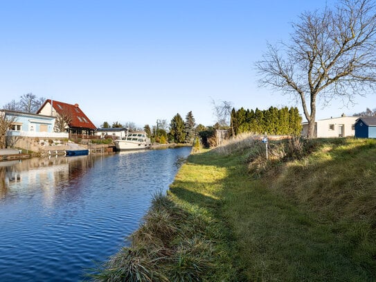 RARITÄT! Wassergrundstück (24m Straßenfront), bebaubar mit 2 Häusern inkl. Platz für 2 Boote