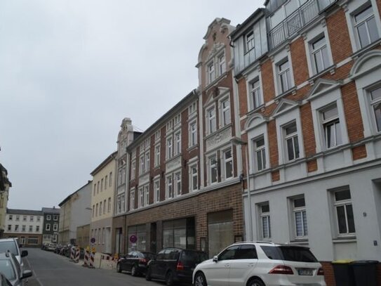 Große, helle 4-Raum-Wohnung mit Balkon in Gera zu vermieten