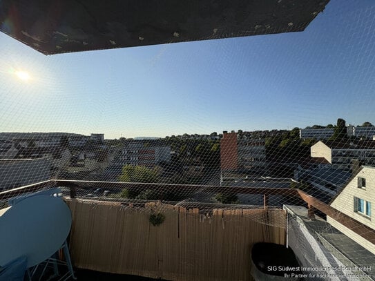 TOP Neuwertige sanierte wunderschöne, helle 3 -Zimmer-Wohnung mit Balkon und Weitblick ins Zentrum.