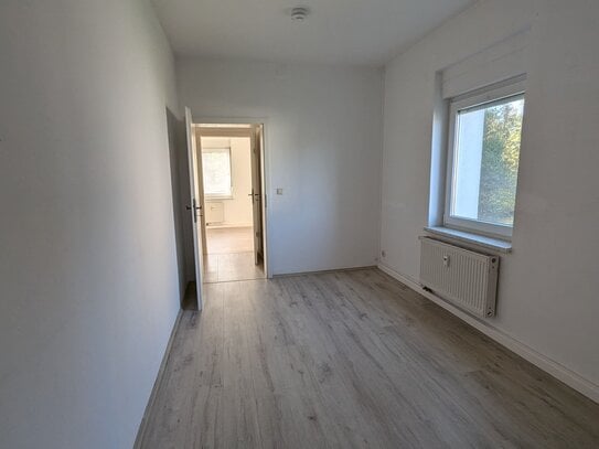 +++SCHICKE, FREUNDLICHE 3-R.WHG.+MIT BALKON+DUSCHBAD+1.OG+NEUES LAMINAT!!!+++